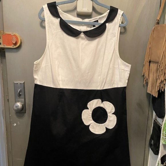 Smak Parlour Black & White Flower Model Maven Flare Dress - NWT - Picture 12 of 14